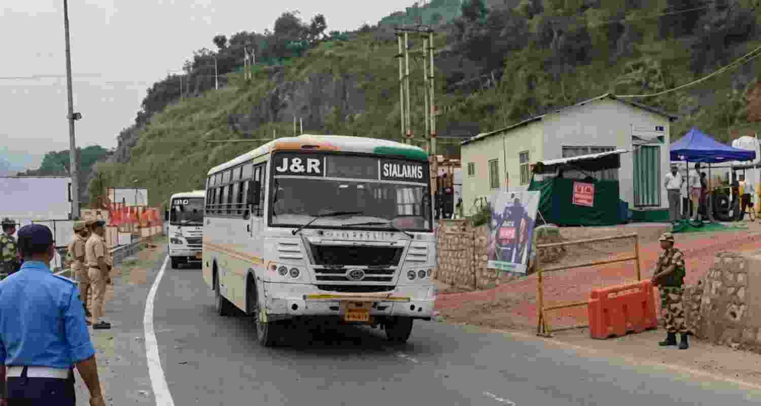 A fresh batch of 4,640 Amarnath pilgrims left Jammu for Baltal and Pahalgam as the Yatra crossed the 3 lakh mark in just 13 days.