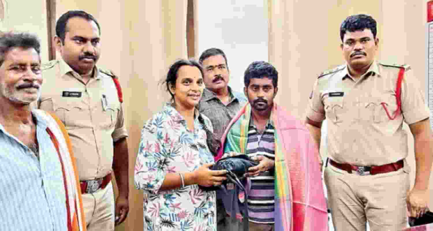 A farm labourer in Andhra Pradesh returned a bag with gold jewellery worth Rs 20 lakh to its owner, earning praise for his honesty and integrity.