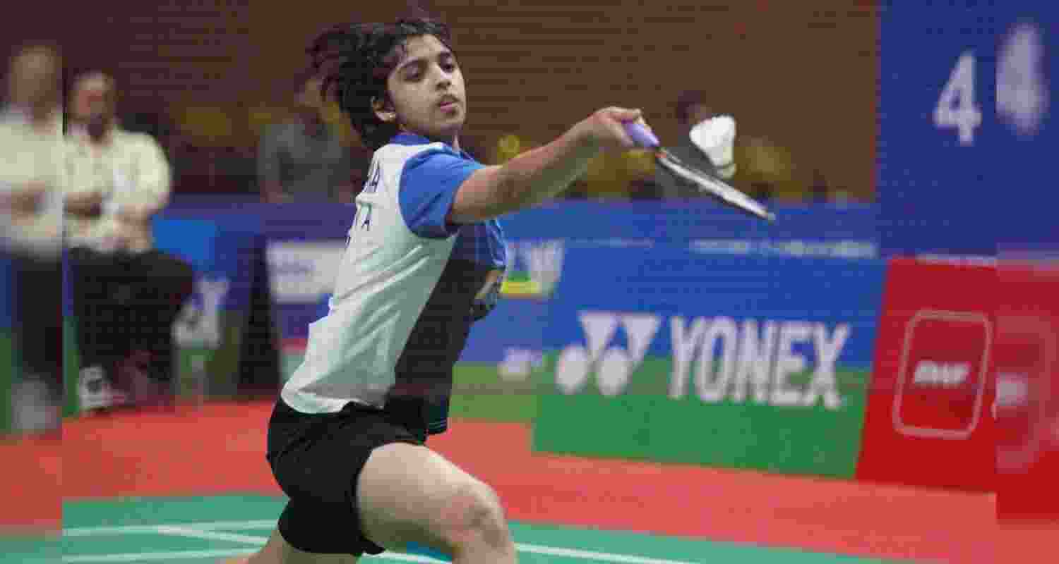 World No. 42 Tanvi Sharma, a member of India's historic gold medal-winning team at the 2024 edition, stunned World No. 16 Busanan Ongbamrungphan 21-14, 17-21, 21-18 in a gripping contest.