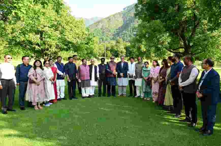 Parliamentary panel calls on CM Omar,exchange views on key issues