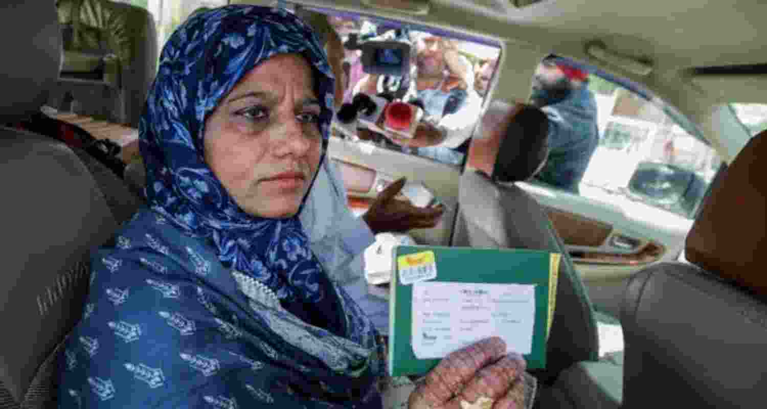 Pakistani nationals return home through Attari-Wagah border