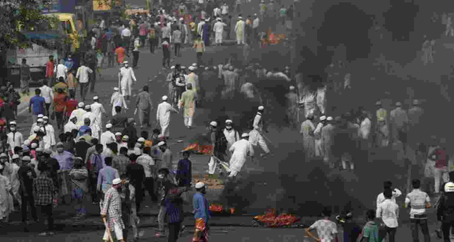 Hefazat-e-Islam activists burn tyres to block traffic in Narayanganj, on March 28, 2021. File photo.