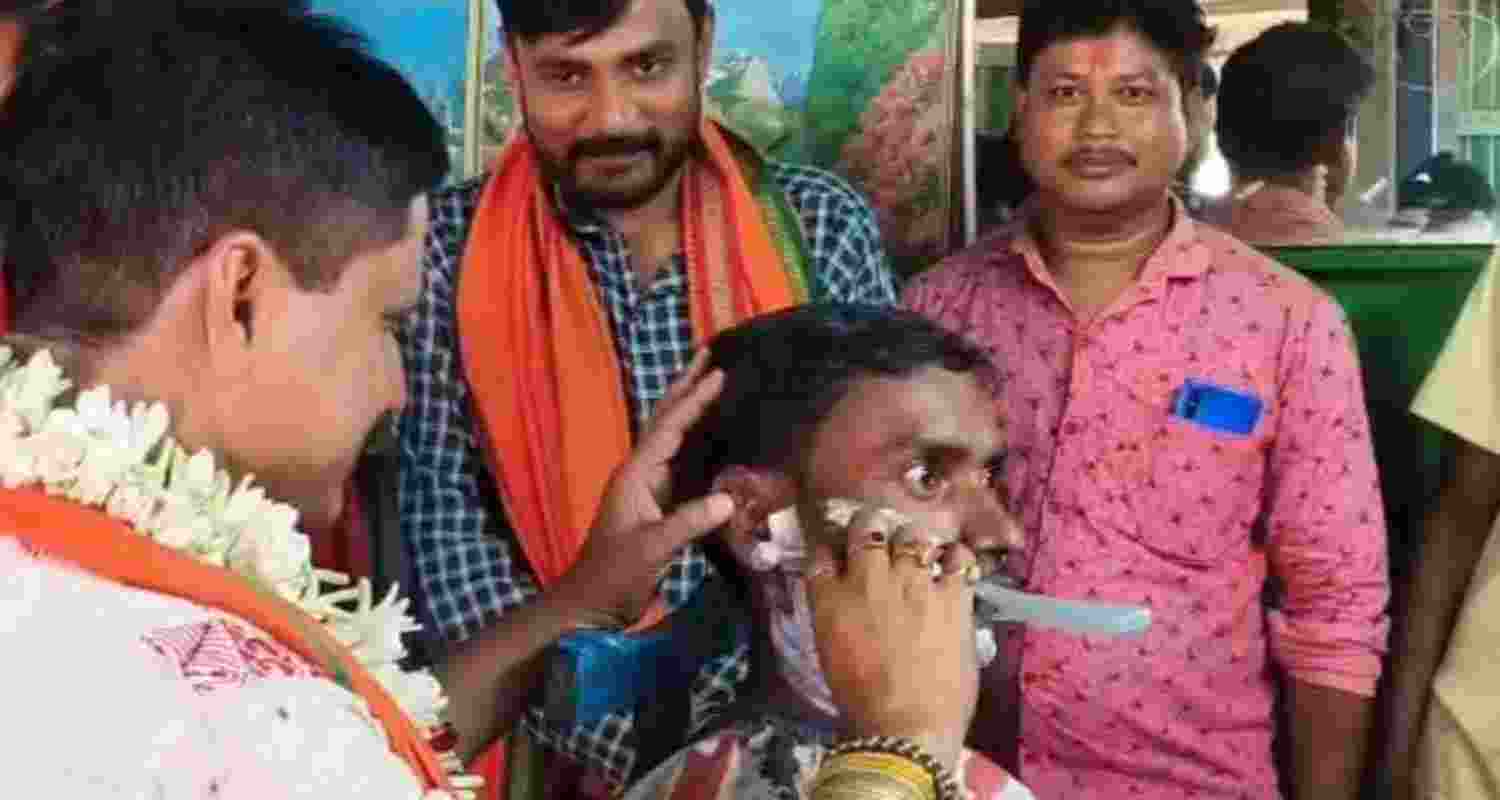 BJP’s Ramaprasad Giri shaves voter, eats jhal-fuchka in Bengal poll push; similar acts signal rising theatrical campaigning trend.