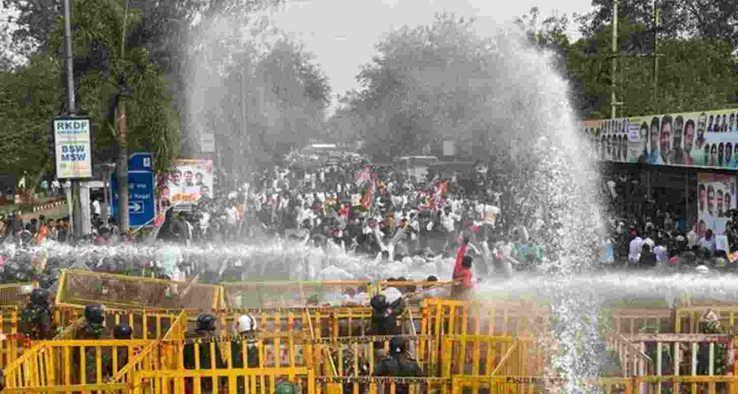 Youth Congress protests in Bhopal, cops use water cannons