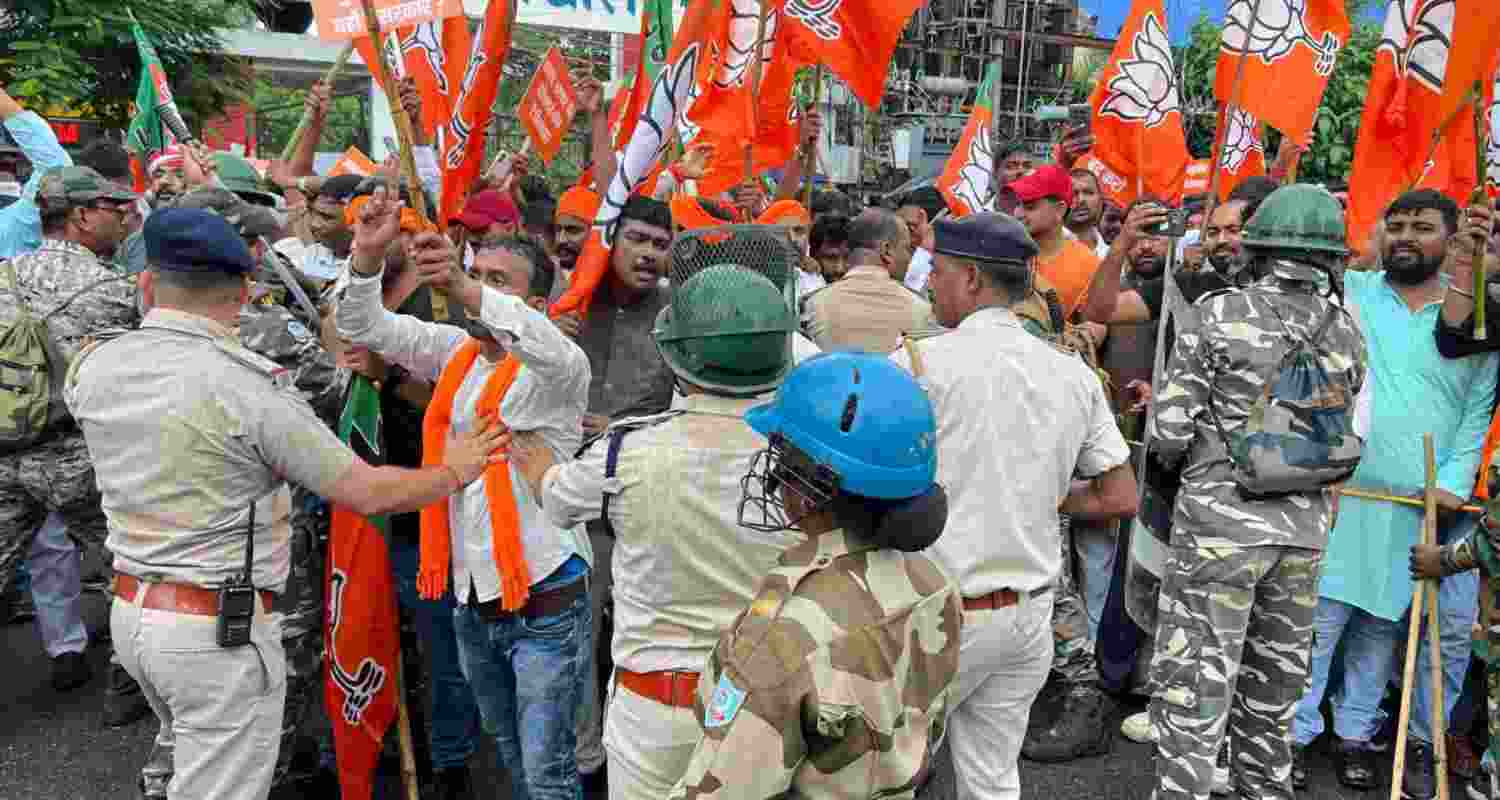BJP and Congress workers clashed outside the Jharkhand Congress office in Ranchi during protests over alleged JPSC exam irregularities.