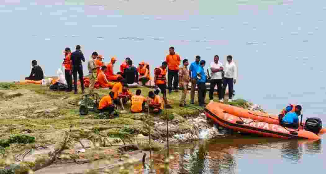 NDRF and SDRF personnel carry out a search and rescue operation after a boat capsized in the Yamuna River, in Hamirpur district in Uttar Pradesh on Thursday.