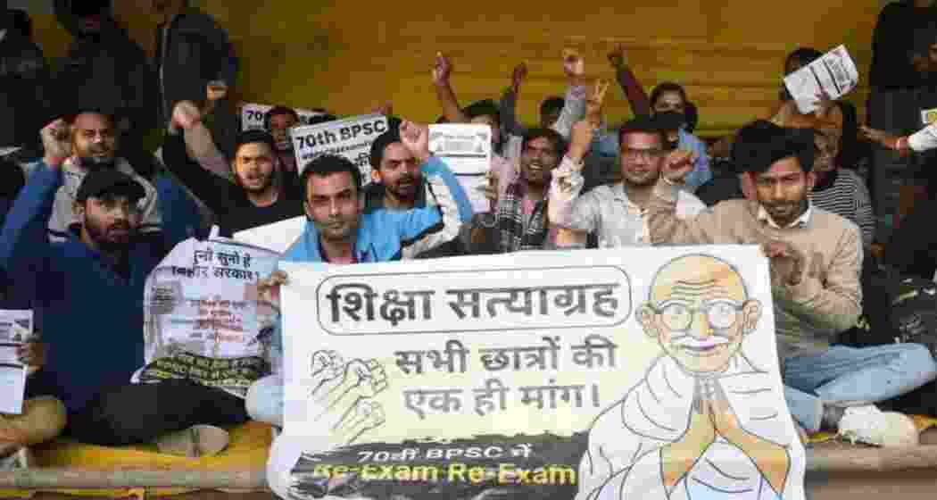 BPSC candidates demonstrating during their mass dharna re-examination of 70th CSE at Gardanibagh in Patna.
