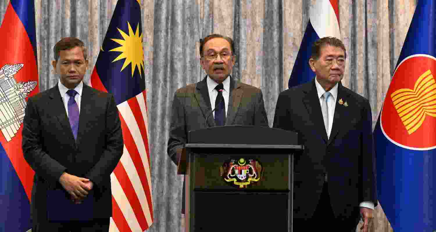 Malaysia's Prime Minister Anwar Ibrahim speaks during a press conference next to Cambodia's Prime Minister Hun Manet and Thailand's acting Prime Minister Phumtham Wechayachai on the day of mediation talks on the Thailand–Cambodia border conflict, in Putrajaya, Malaysia. (File photo)