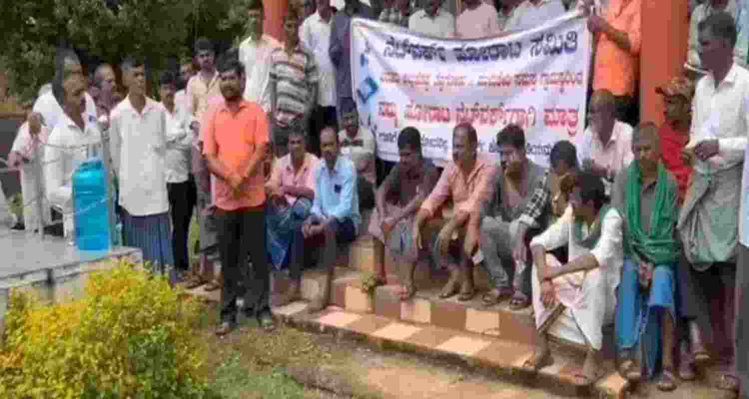 People from at least four villages under the Barur Gram Panchayat of Sagar Taluk — Barur, Kallukoppa, Theppagodu, and Mulukeri — held banners and protested outside the gram panchayat office.