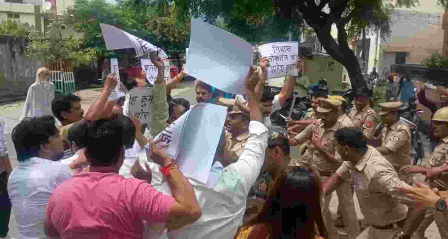 Cong protests outside CEC Gyanesh Kumar’s house in Agra Cong protests outside CEC Gyanesh Kumar’s house in Agra