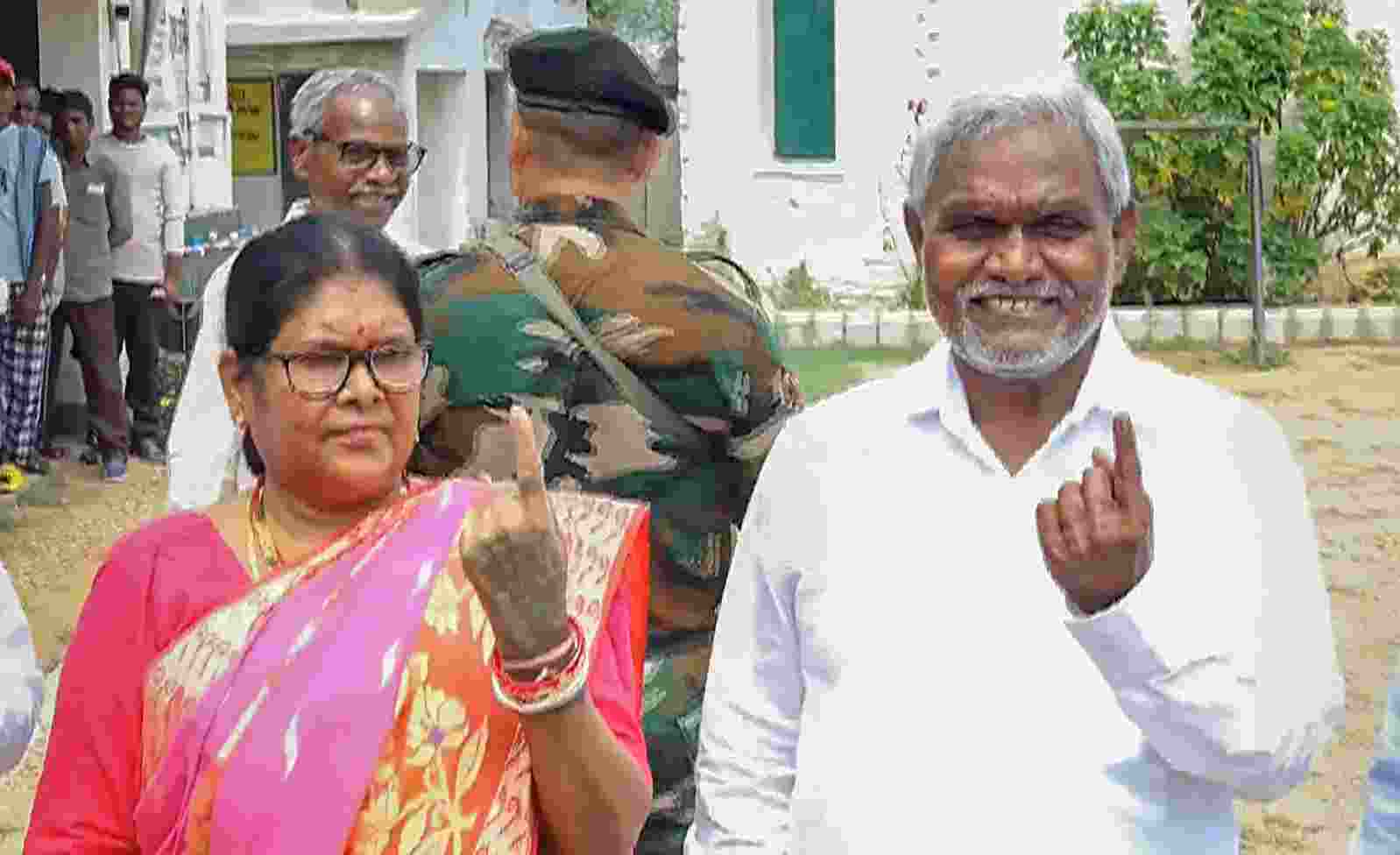 Voters were able to cast votes after district authorities responded quickly to reports of Maoists blocking a road with a felled tree near Sonapi that leads to booth numbers 24 and 25 in Chotanagar police station area, which collectively accommodate 1,522 voters. 