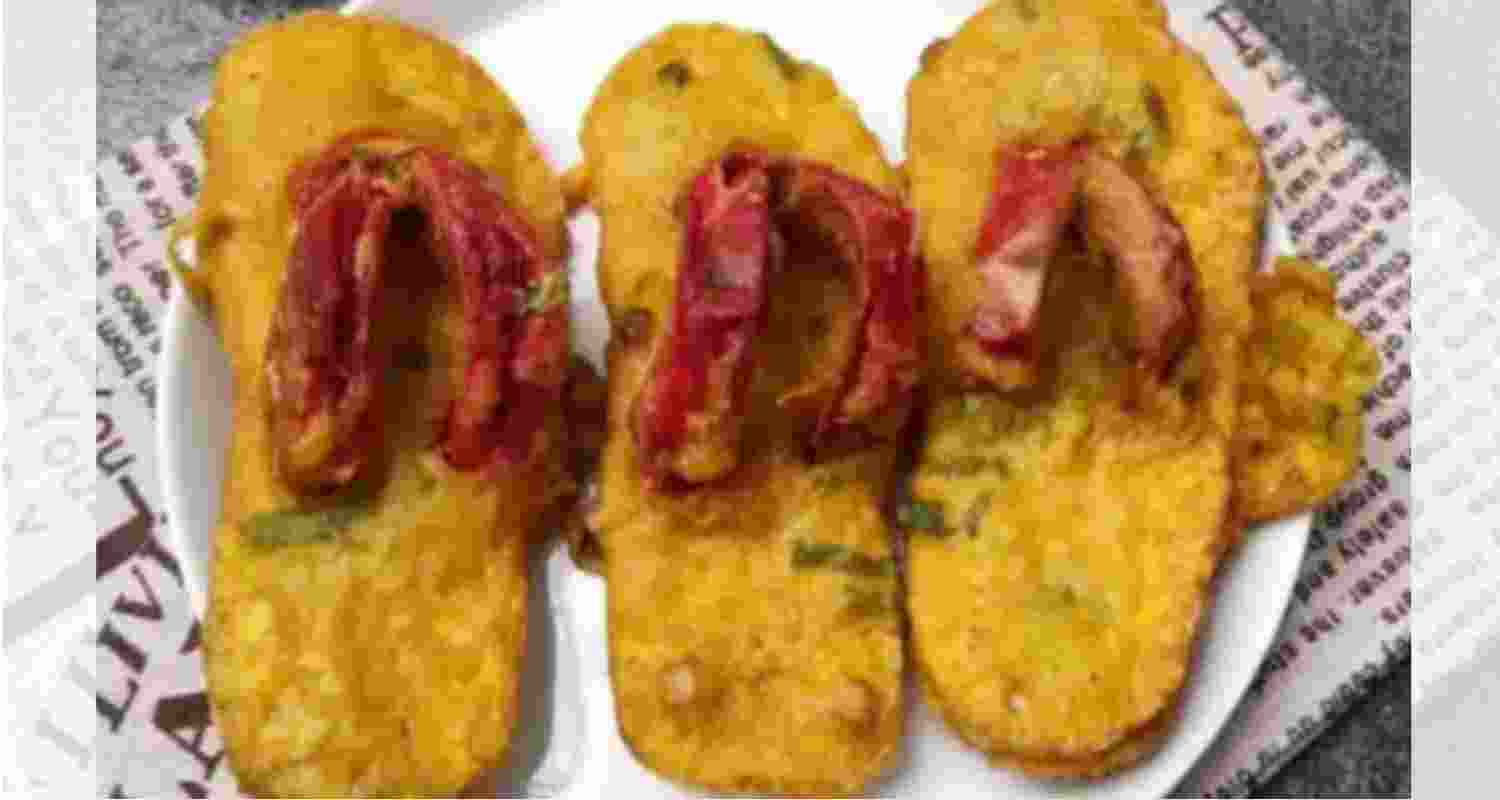 Shaped like slippers, these dumplings are stuffed with spiced meat or potatoes, wrapped in dough, and deep-fried to perfection—crispy outside, juicy inside.