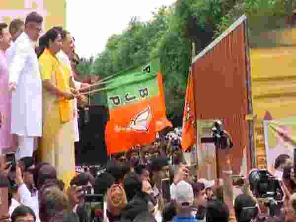 Delhi govt dispatches relief material  for Punjab flood victims