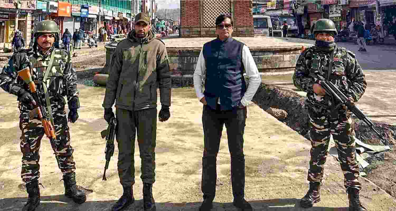 Conman Kiran Patel with J&K Police personnel at Lal Chowk.