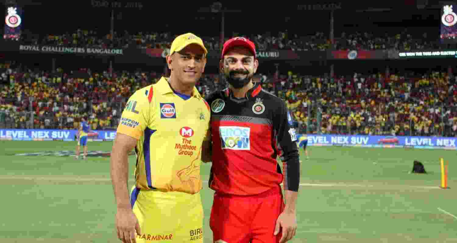 CSK Captain Mahendra Singh Dhoni (left) along with RCB star player and former skipper Virat Kohli.