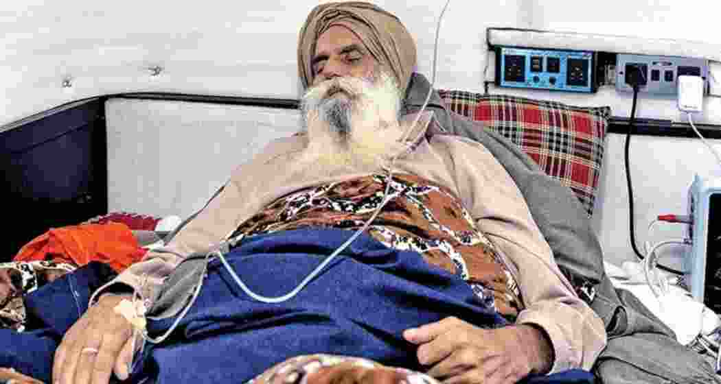 Farmer leader Jagjit Singh Dallewal receives medical aid.