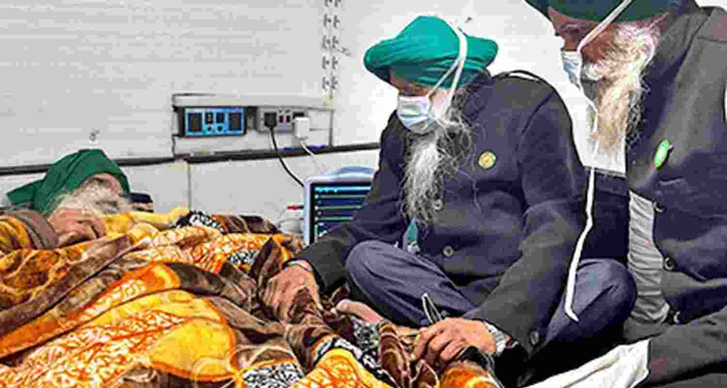 Members of Samyukt Kisan Morcha meet farmer leader Jagjit Singh Dallewal, who is on an indefinite fast over various demands, at Khanauri border in Sangrur on January 10.