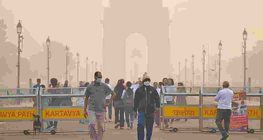 People walk through the smog-laden streets near India Gate, Delhi. (File photo)