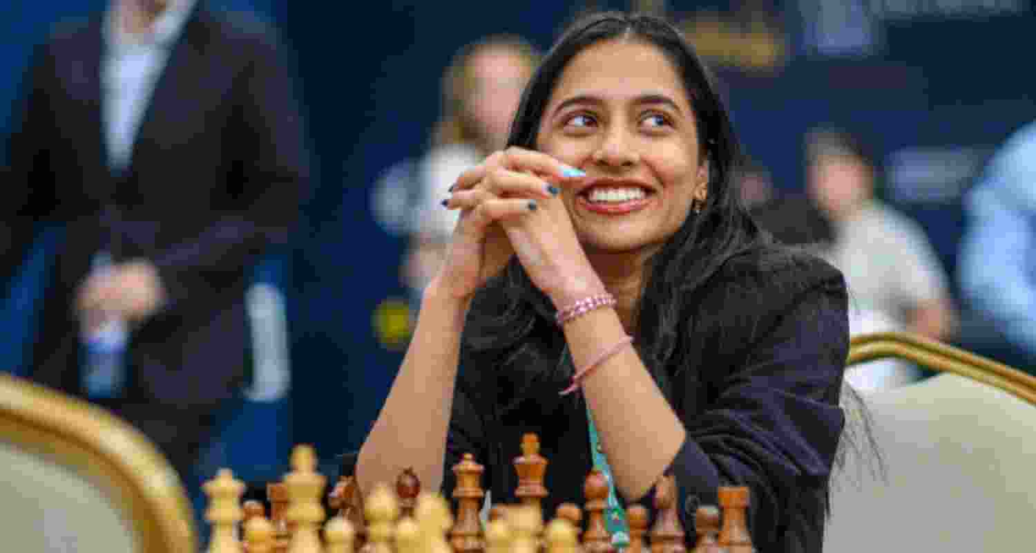 World Cup winner Divya Deshmukh turned the tables on overnight leader Anna Muzychuk to jump into joint lead with four others.