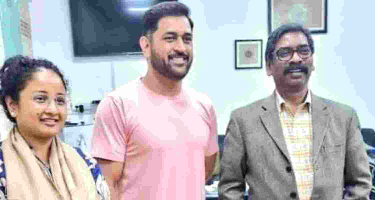 Former Indian cricket team skipper Mahendra Singh Dhoni with Jharkhand Chief Minister Hemant Soren and Kalpana Soren. 
