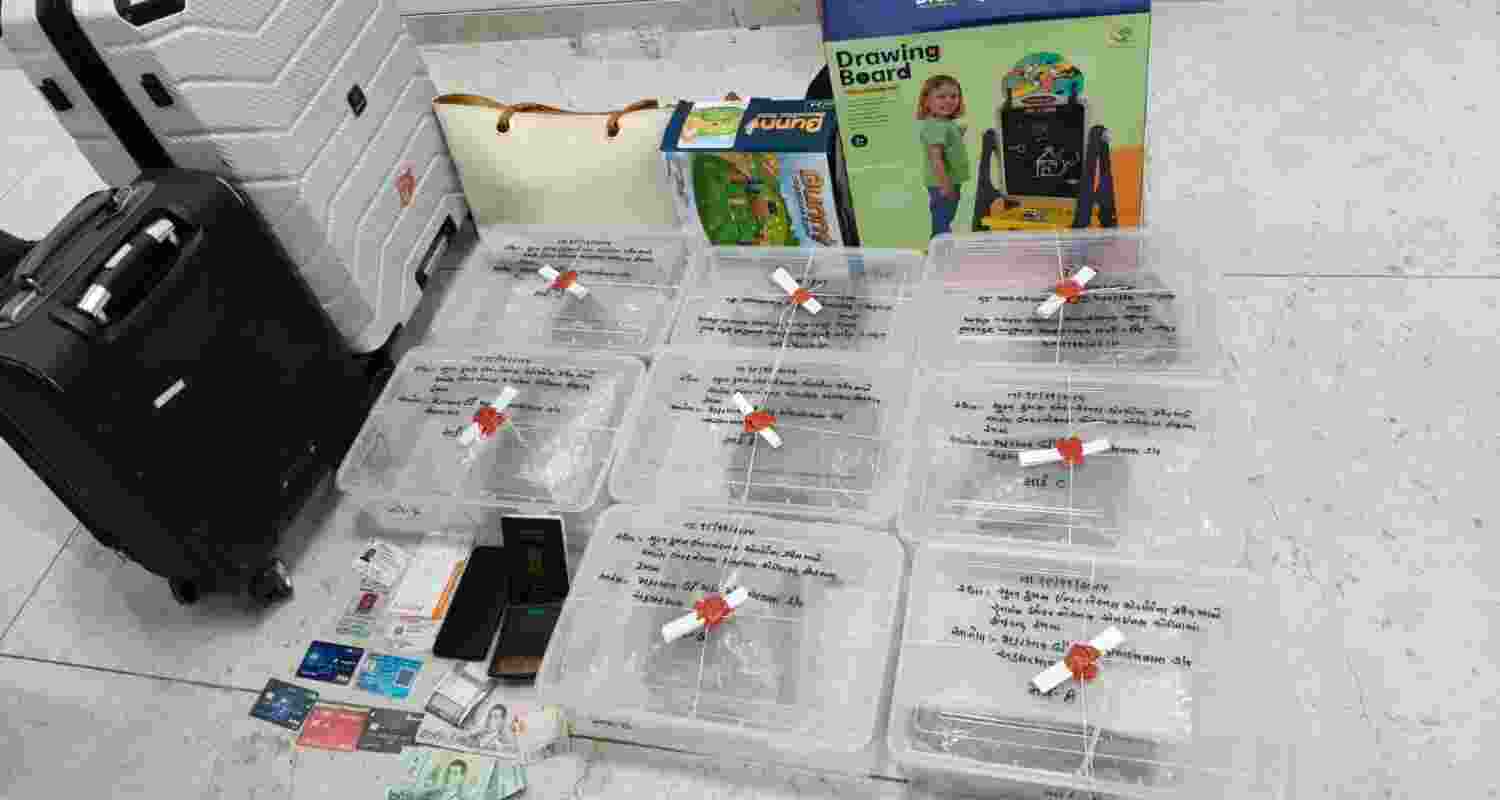 4 kg Narcotics seized at Surat Airport.