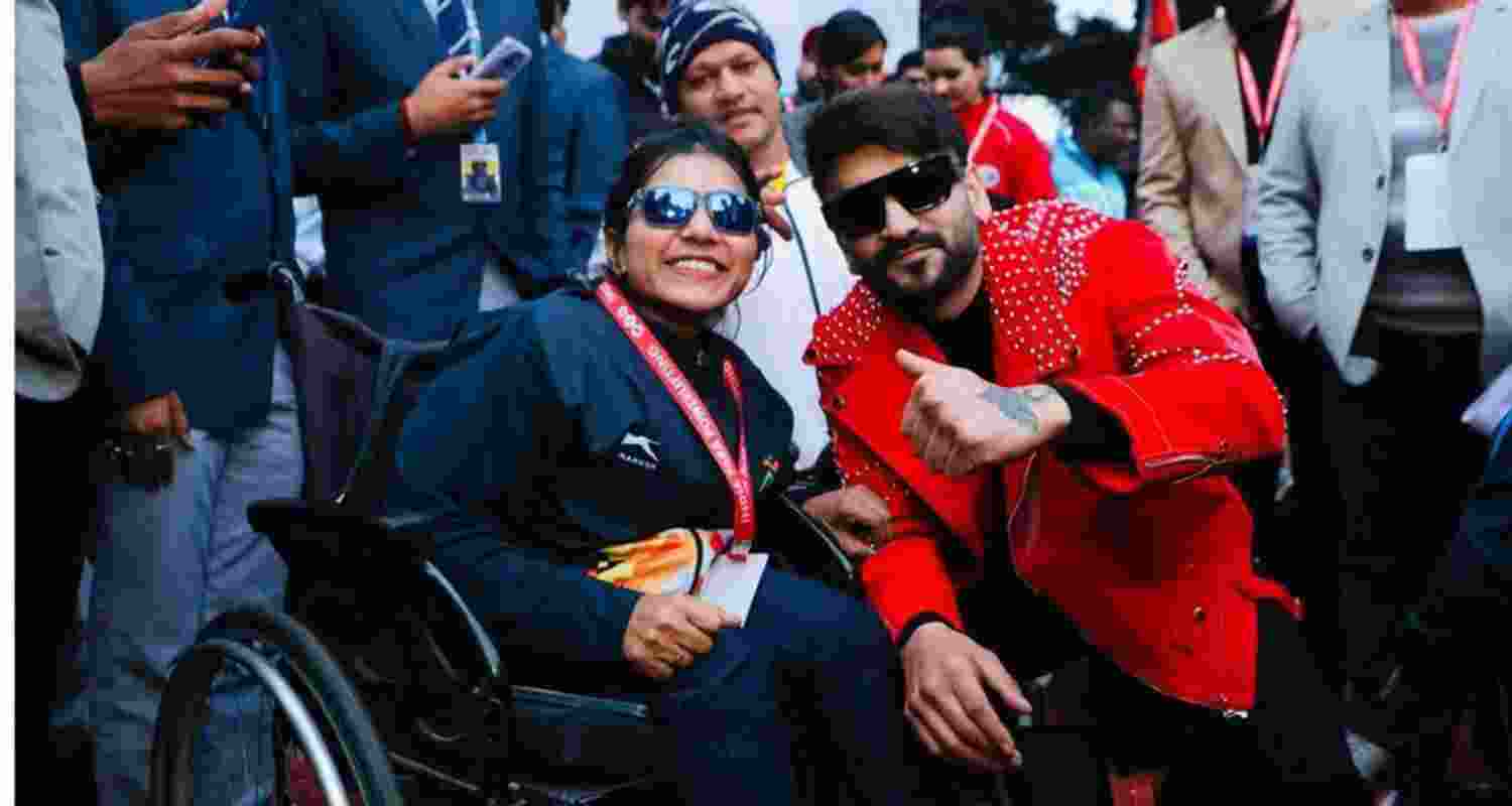 Bollywood singer Fazilpuria meeting para powerlifters at the National Para Powerlifting Championship in Roorkee on Monday.