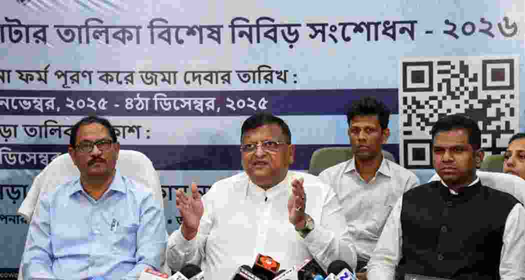 Chief Electoral Officer of West Bengal Manoj Kumar Agarwal addresses a press conference along others, in Kolkata. (Photo: ANI)