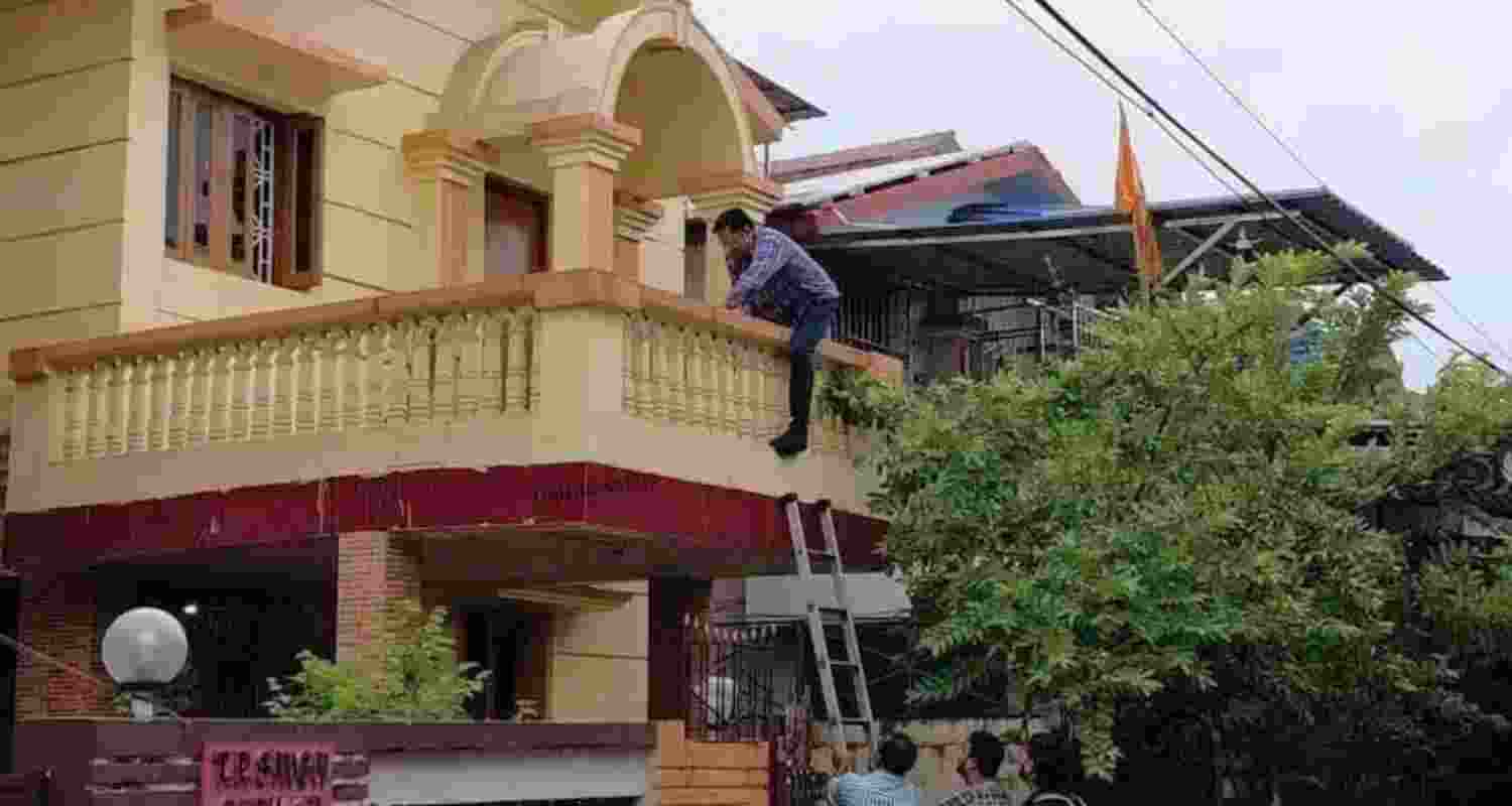 ED sleuths try to enter a house in Dhanbad during a raid in connection with illegal coal mining on Tuesday. 