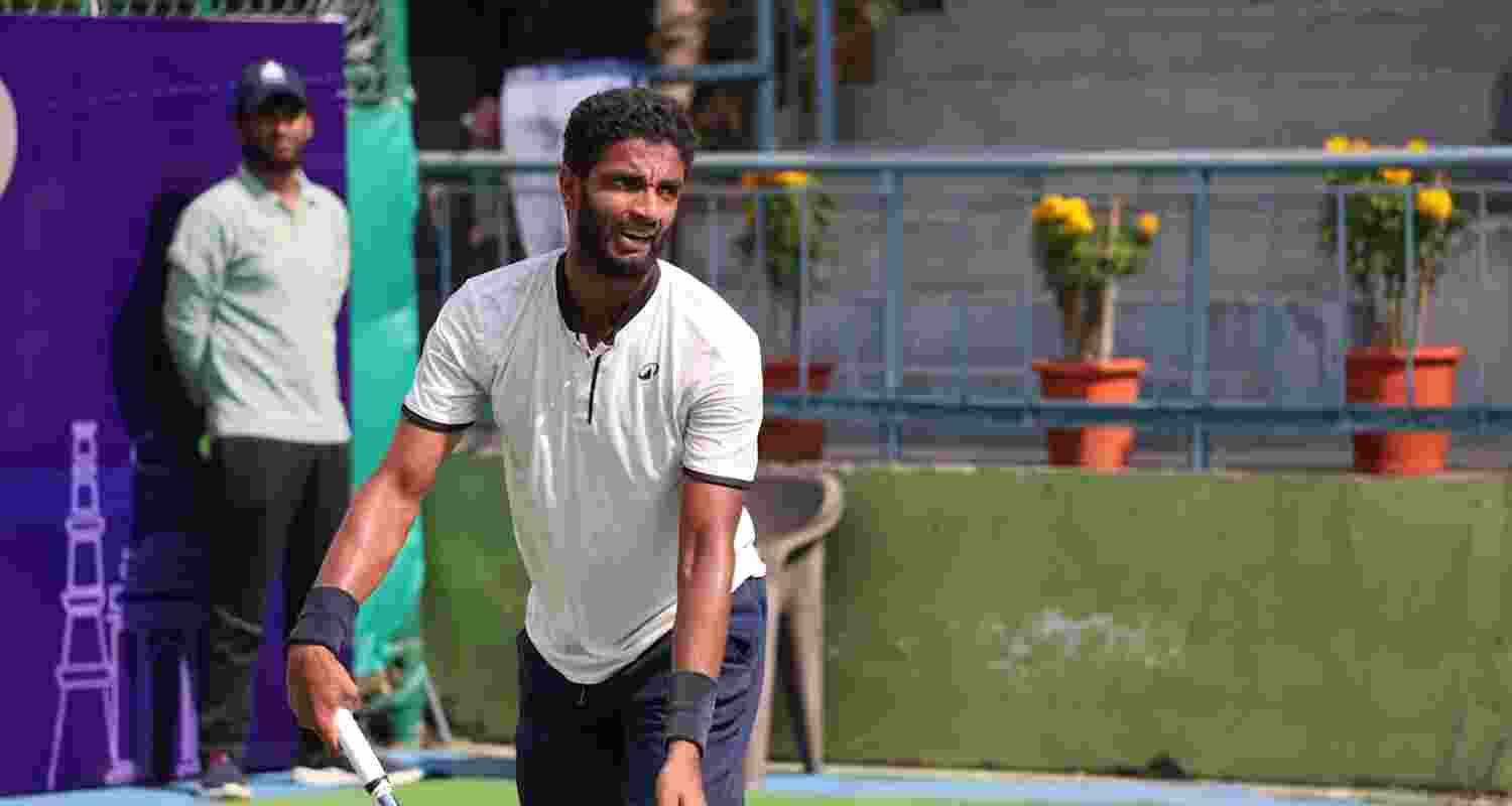  Manish Sureshkumar fought back from a 3-5 deficit in the second set to score a 6-3 7-5 win over Korea's Uisung Park.