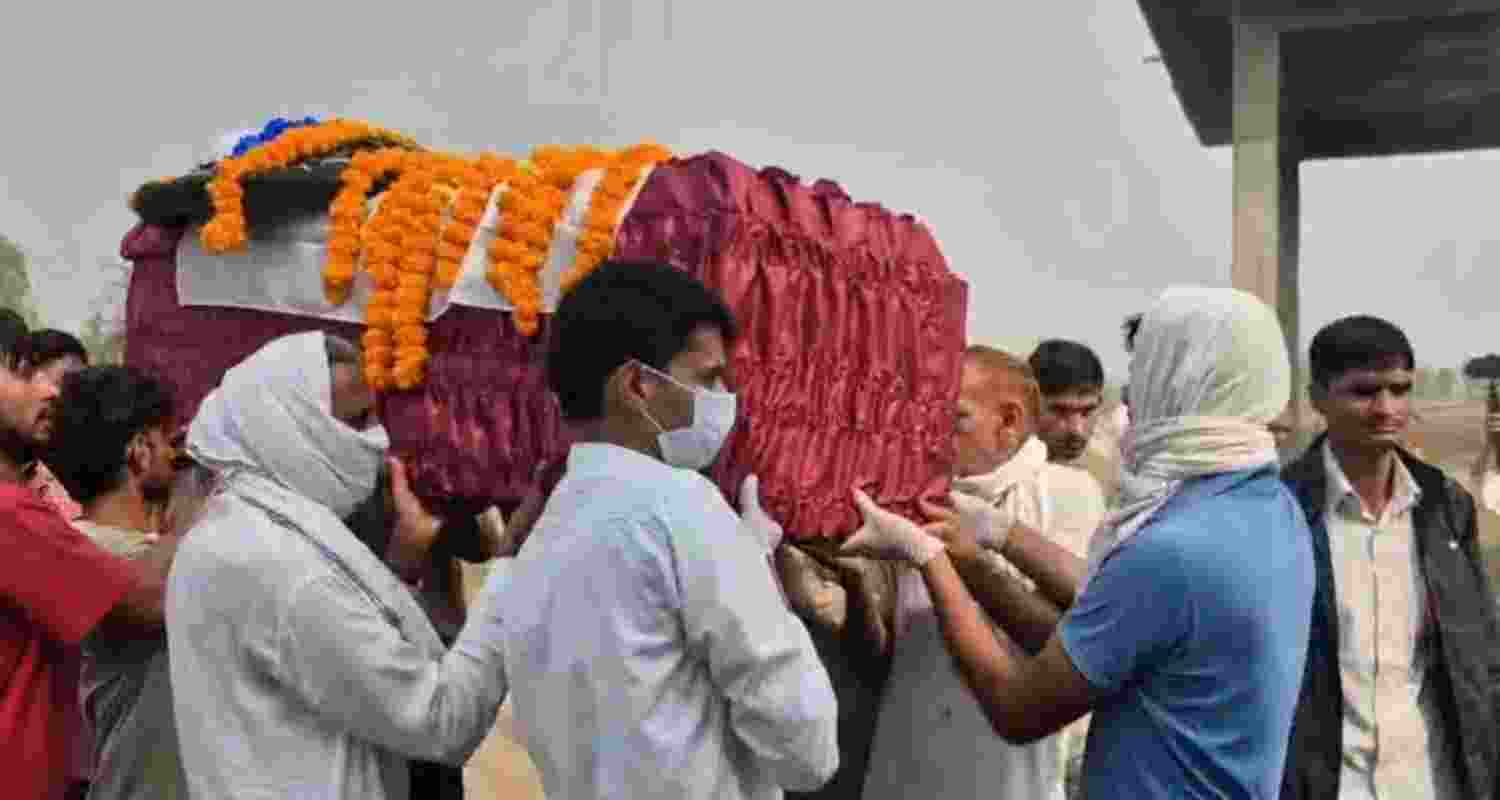 Family members take Sonu's body for cremation.