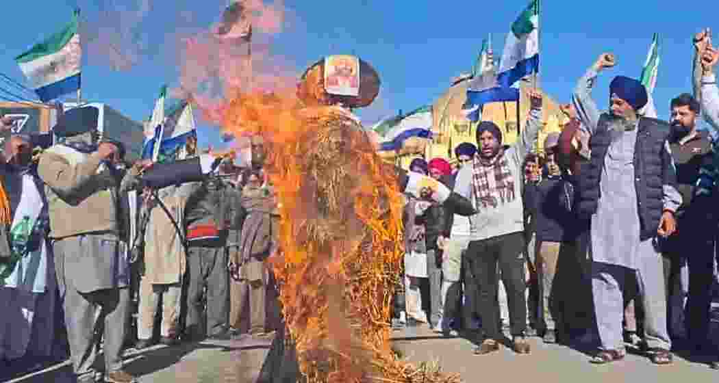 Farmers gather at the Golden Gate in Amritsar to protest against the Bhagwant Mann government on Wednesday, burning effigies of the Chief Minister while demanding the release of detained farmers.