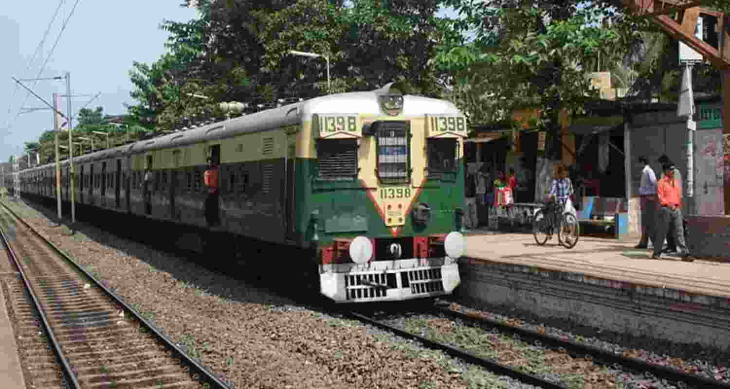 A fast-moving train on the Krishnanagar-Ranaghat line approached the area, but could not be spotted by the individuals due to dense fog, leading to the mishap