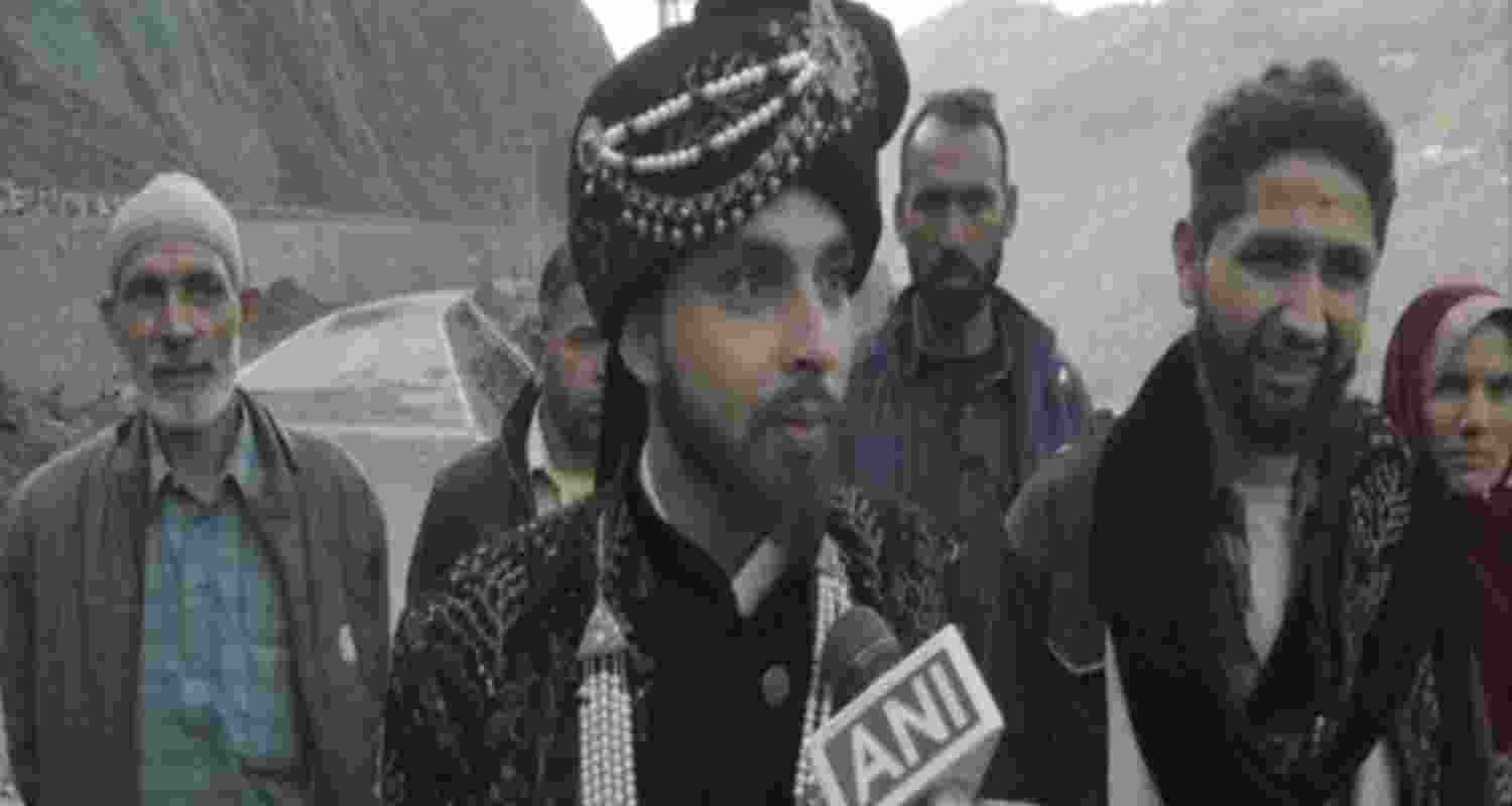 The expectant groom, Hashkhor Ahmad, travels on foot due to closure of NH 44 (Photo/ANI). The expectant groom, Hashkhor Ahmad, travels on foot due to closure of NH 44 (Photo/ANI).