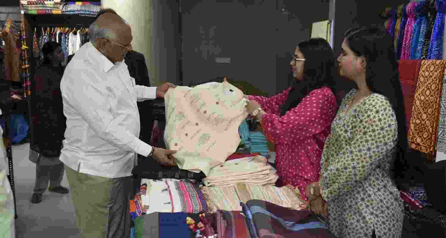 Gujarat CM backs ‘Vocal for Local’ on Handloom Day