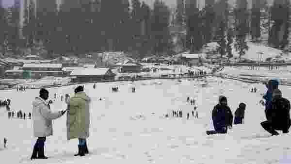 First snowfall attracts tourists to Gulmarg, stakeholders elated