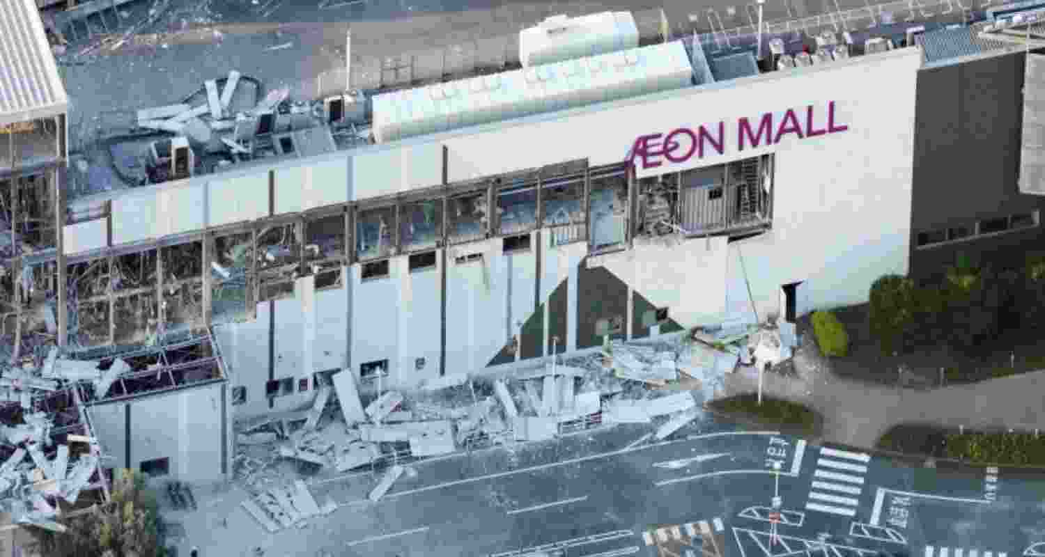  This shopping mall building in Japan’s Kumamoto Prefecture partially collapsed after the earthquake.