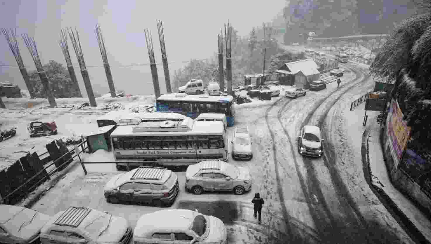 Heavy snowfall and rain close 112 roads in Himachal Pradesh