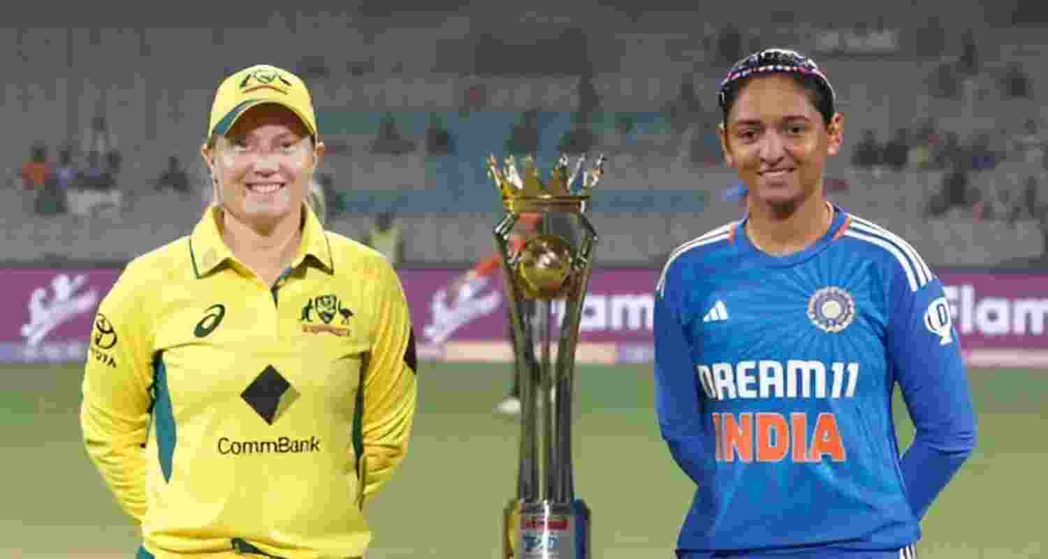 The Indian and Australian skippers posing with the trophy ahead of their semfinal match.