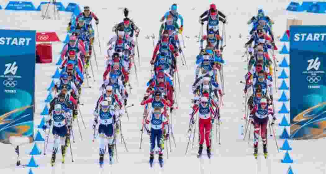 Jessie Diggins of the United States (C) and others start in the cross country skiing women’s 10km + 10km skiathlon at the 2026 Winter Olympics, in Tesero, Italy on Saturday.