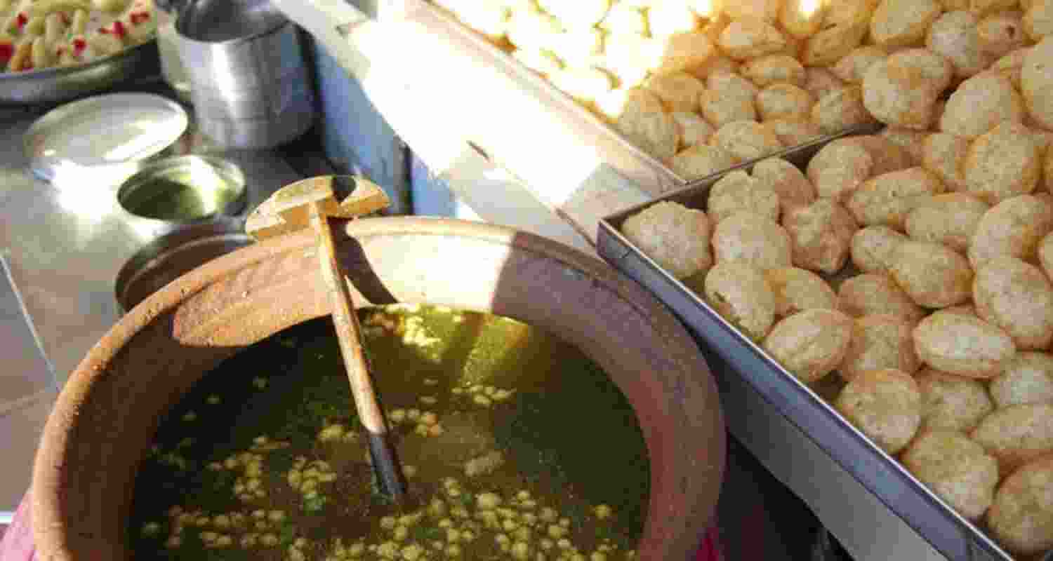Child dies, over 40 fall ill after eating golgappas in Jharkhand