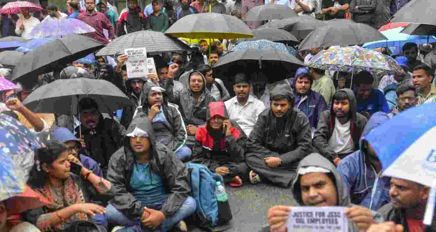 Jharkhand students suspend their 26-day protest over JPSC-JSSC exam irregularities, giving the government 60 days to meet their demands.
