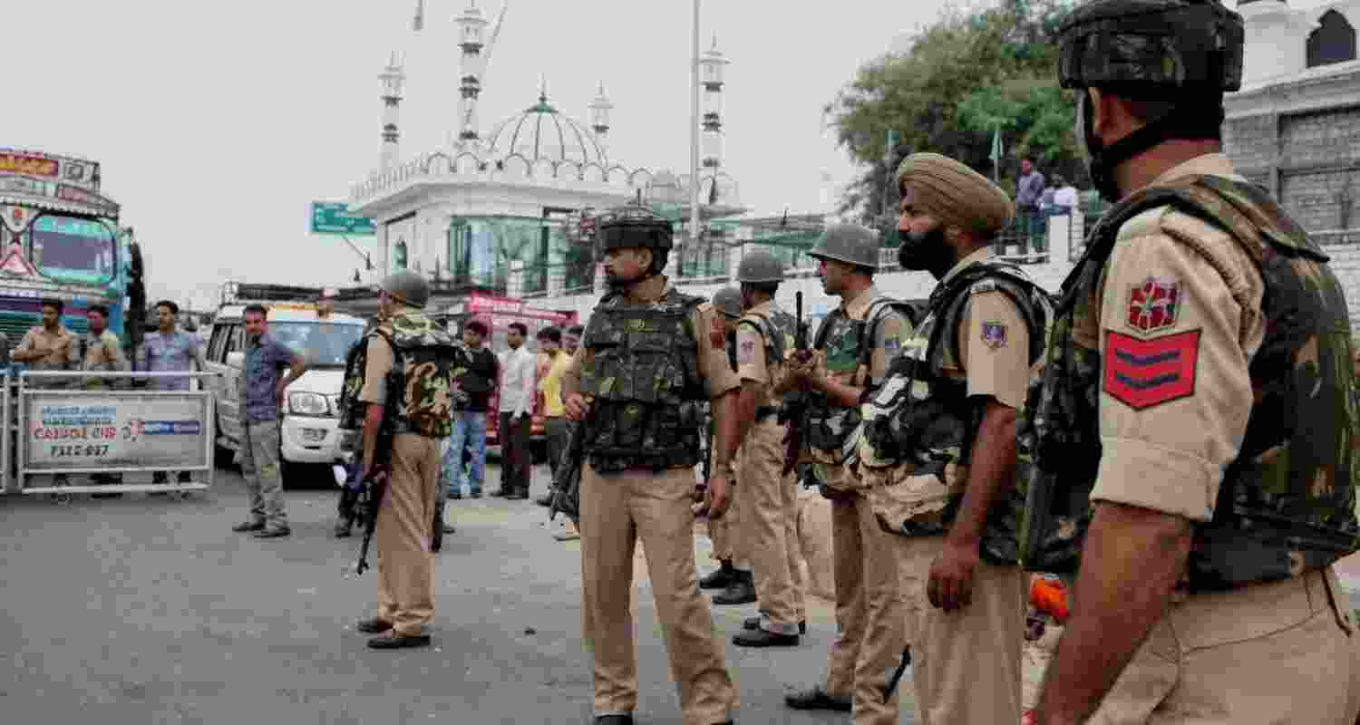 J&K Police and Delhi Police jointly arrested three robbery accused in New Delhi after a coordinated operation linked to multiple robbery cases.