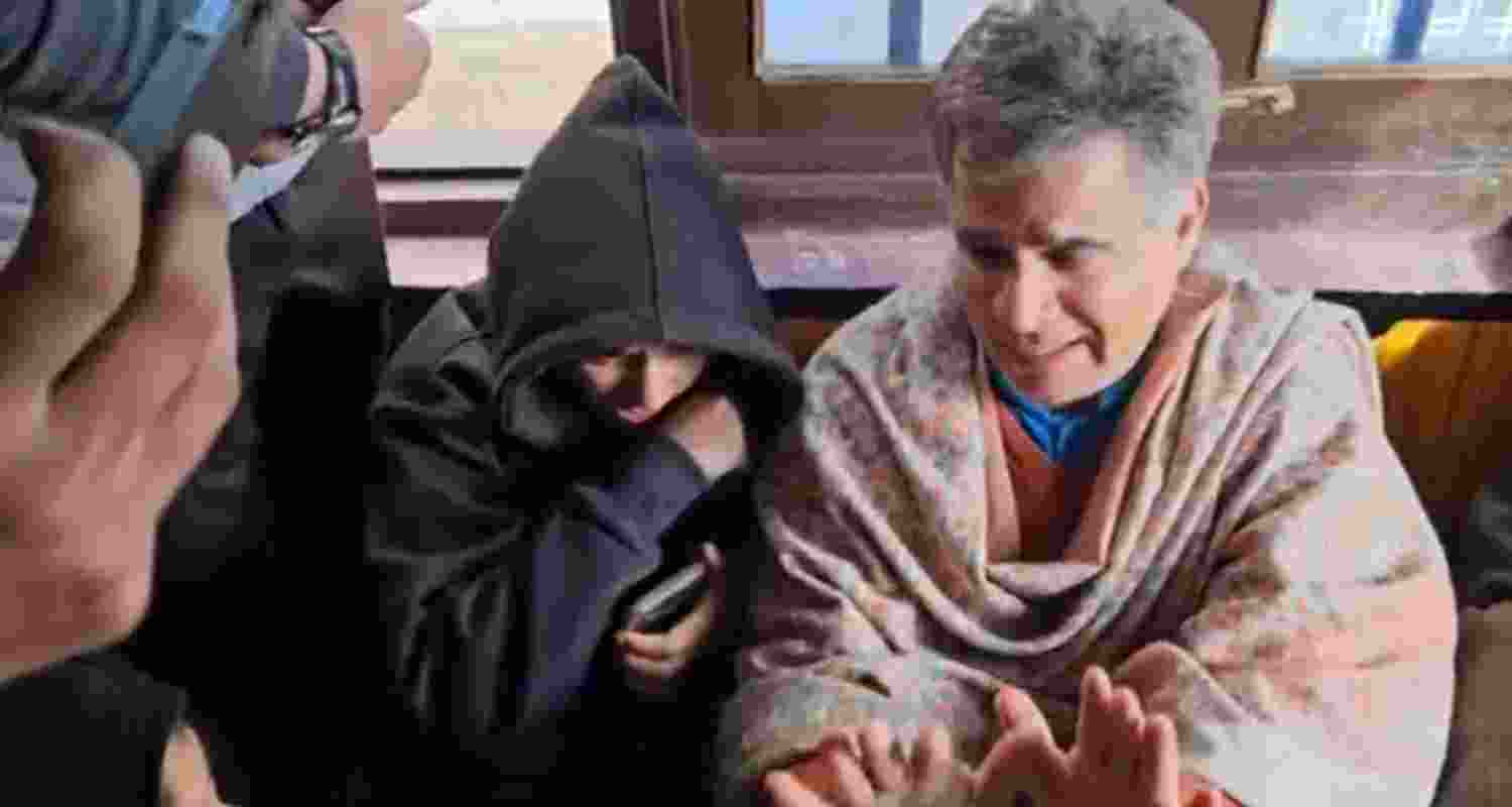 BJP leader Ravinder Raina met family of ex-serviceman Manzoor Ahmad Wagay. 