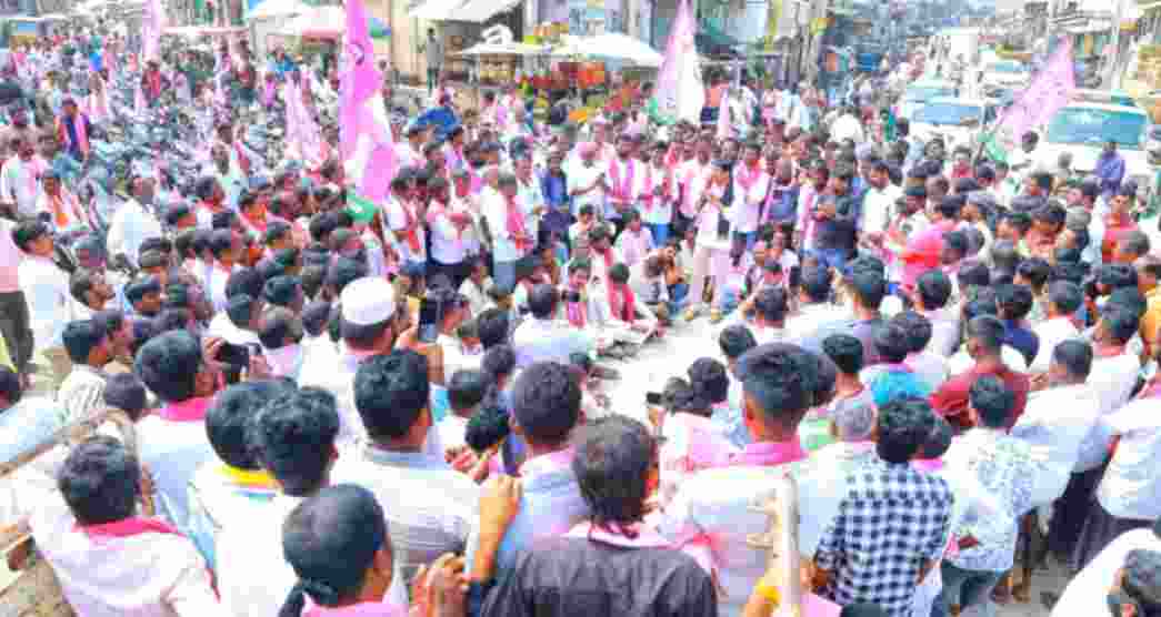 In some areas, protesters even carried out mock funeral processions for the Congress government, while others gathered in massive numbers outside KCR’s Erravelli residence. 