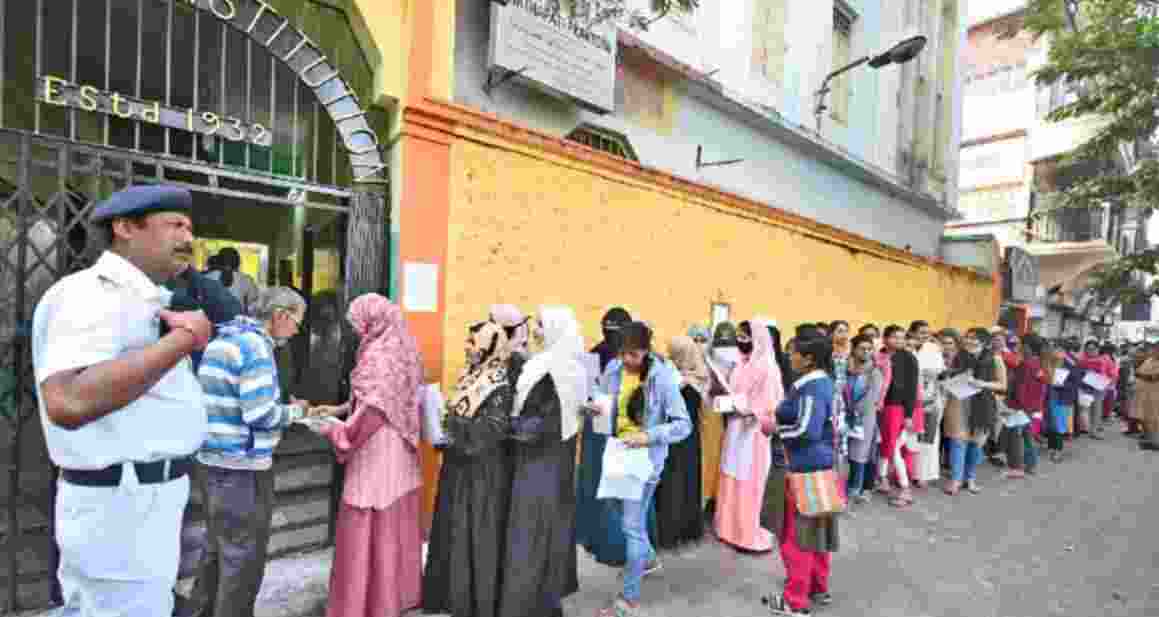 Only 6,754 of the 273,147 candidates who took the test for 13,421 primary teacher posts passed, amounting to a pass rate of just 2.47 per cent. 