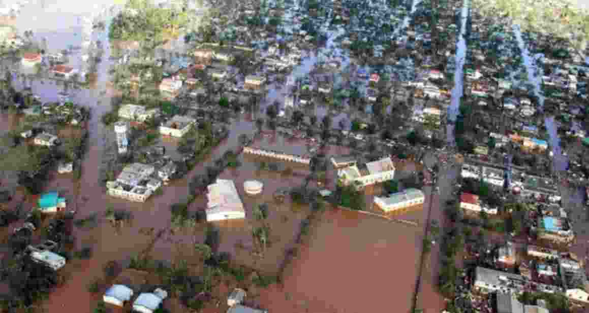 Four dead as Cyclone Gezani batters Mozambique