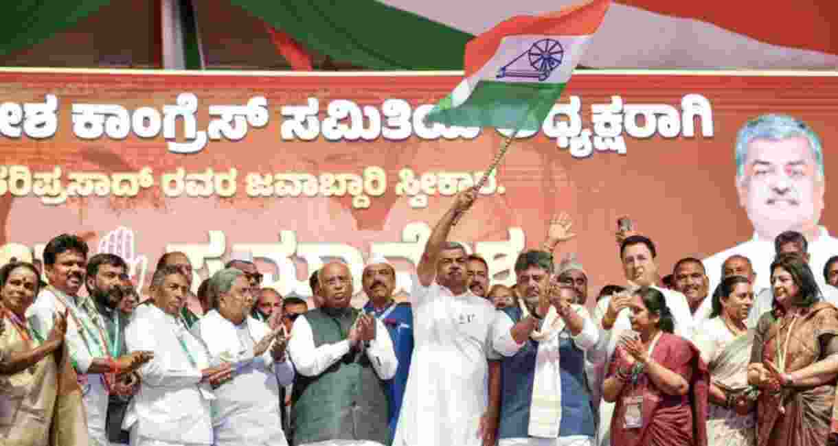 Hariprasad assumes charge as KPCC chief 