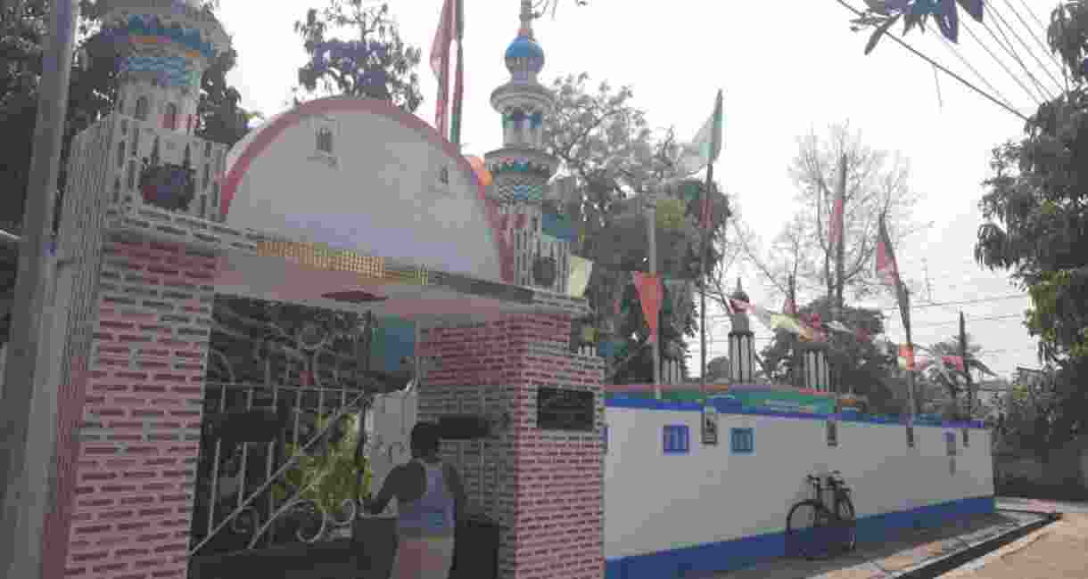 WB: Hindu family maintains Muslim shrine for decades
