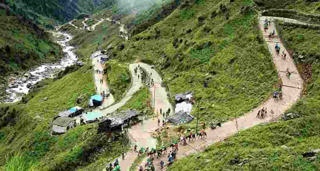 The pilgrims were going towards Garudchatti via a shortcut route after visiting Kedarnath.