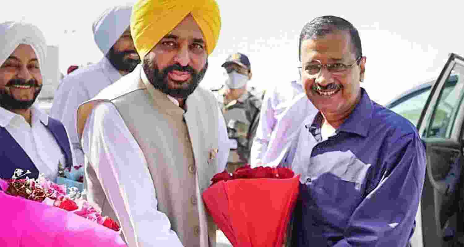 Arvind Kejriwal offers prayers at Golden Temple